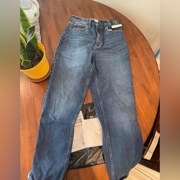 NWT Abercrombie & fitch Curve Love Ultra High Rise 90’s straight jeans - Picture 2 of 5